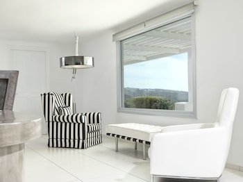 Lilium Santorini Hotel