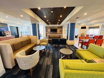 Holiday Inn Express Hotel & Suites Salinas