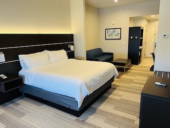 Holiday Inn Express Hotel & Suites Salinas