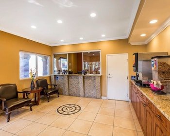 Rodeway Inn & Suites
