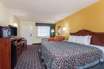 Days Inn & Suites by Wyndham Warner Robins Near Robins AFB