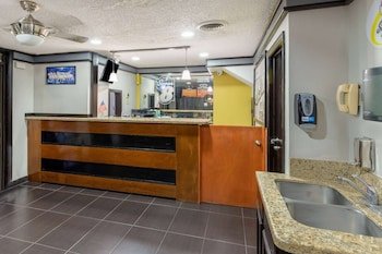 Super 8 by Wyndham Tulsa/Arpt/St Fairgrounds