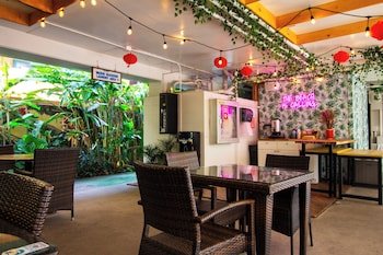 Waikiki Beachside Hostel