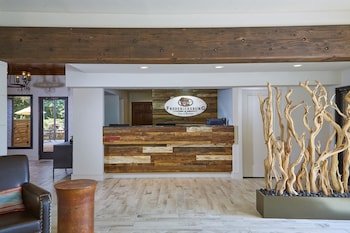 Fredericksburg Inn & Suites