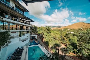 Skylodge Resort