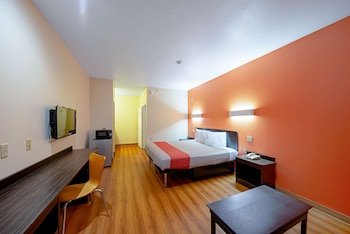 Motel 6 Rhome