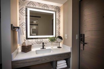 Clarion Hotel & Suites