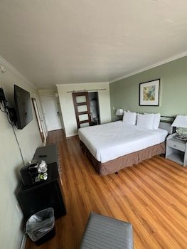 Marina Village Inn