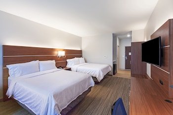 Holiday Inn Express & Suites Lenexa Overland Park Area