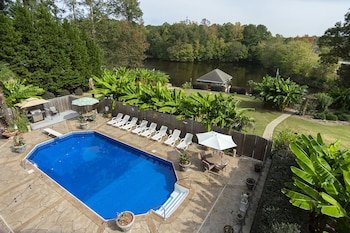 The Lakeside Resort