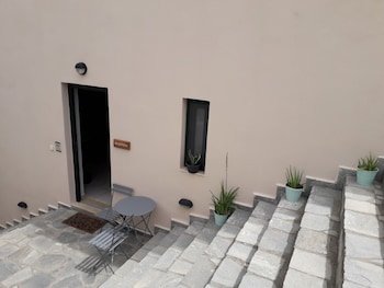 Syra Suites