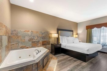 Best Western Plus Des Moines West Inn & Suites