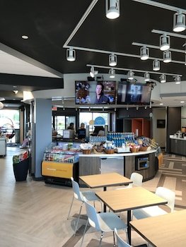 Tru by Hilton Cedar Rapids Westdale