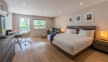 Rooms At Riveredge