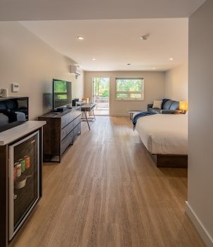Rooms At Riveredge