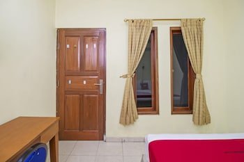 RedDoorz Plus Near Ciputra World Kuningan 2