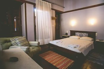 Karnayo Apartments & Rooms