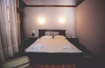 Karnayo Apartments & Rooms