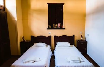 Karnayo Apartments & Rooms