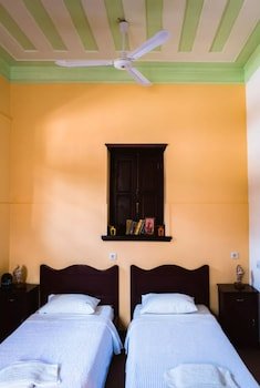 Karnayo Apartments & Rooms