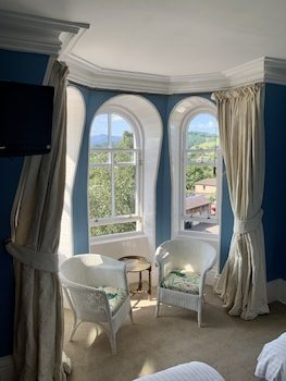Leven House Bed And Breakfast And Squirrel Away Apartment