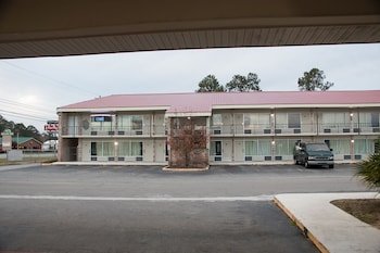 Cocomo Inn & Suites