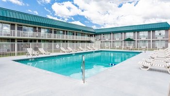 Red Roof Inn & Suites Dekalb