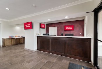 Red Roof PLUS+ Galveston - Beachfront
