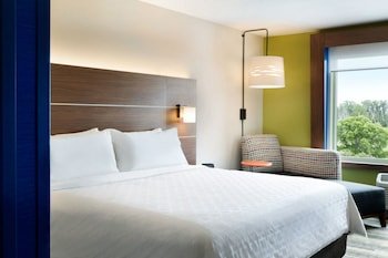Holiday Inn Express & Suites Warsaw - E Center
