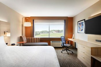 Holiday Inn Express & Suites Warsaw - E Center