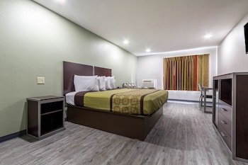 Scottish Inn & Suites