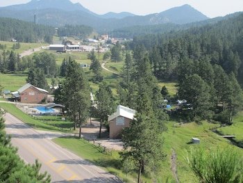 Black Hills Cabins & Motel at Quail's Crossing