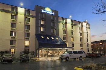 Days Hotel by Wyndham University Avenue Southeast