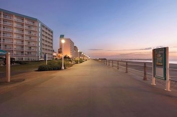 Surfbreak Oceanfront Hotel