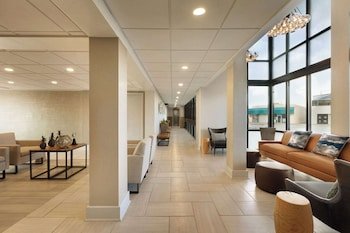 Surfbreak Oceanfront Hotel