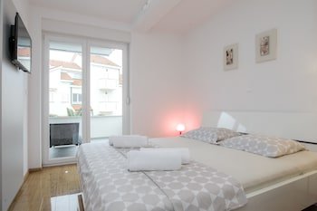 Apartments Tomana