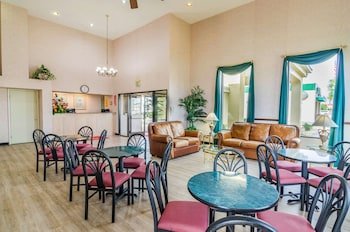 Econo Lodge Inn & Suites Gulfport