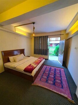 Mirza Hotel And Restaurant
