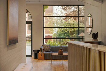The Sunset Hotel West End, Sonder