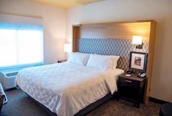 Holiday Inn & Suites Savannah Airport - Pooler