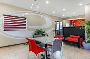 Econo Lodge Inn & Suites