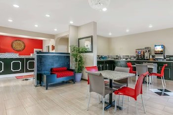 Econo Lodge Inn & Suites