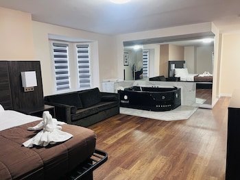 Falls Lodge & Suites