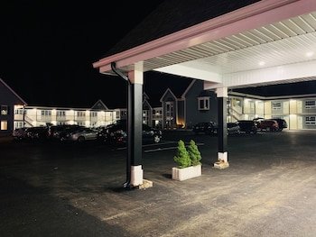 Falls Lodge & Suites