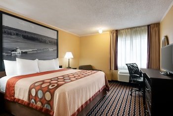 Super 8 by Wyndham Des Moines