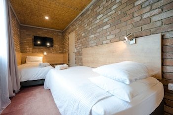 Farnham Court Motel