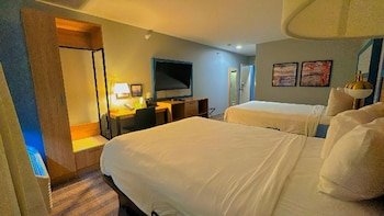 The Inn & Suites Omaha Near Zoo