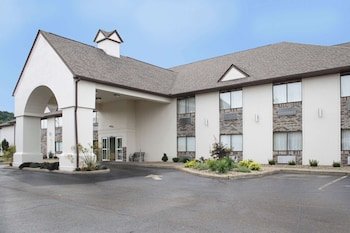 Schoenbrunn Inn & Suites