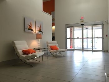 Schoenbrunn Inn & Suites
