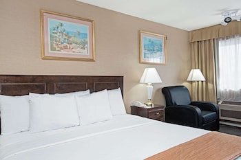 Howard Johnson by Wyndham Torrance